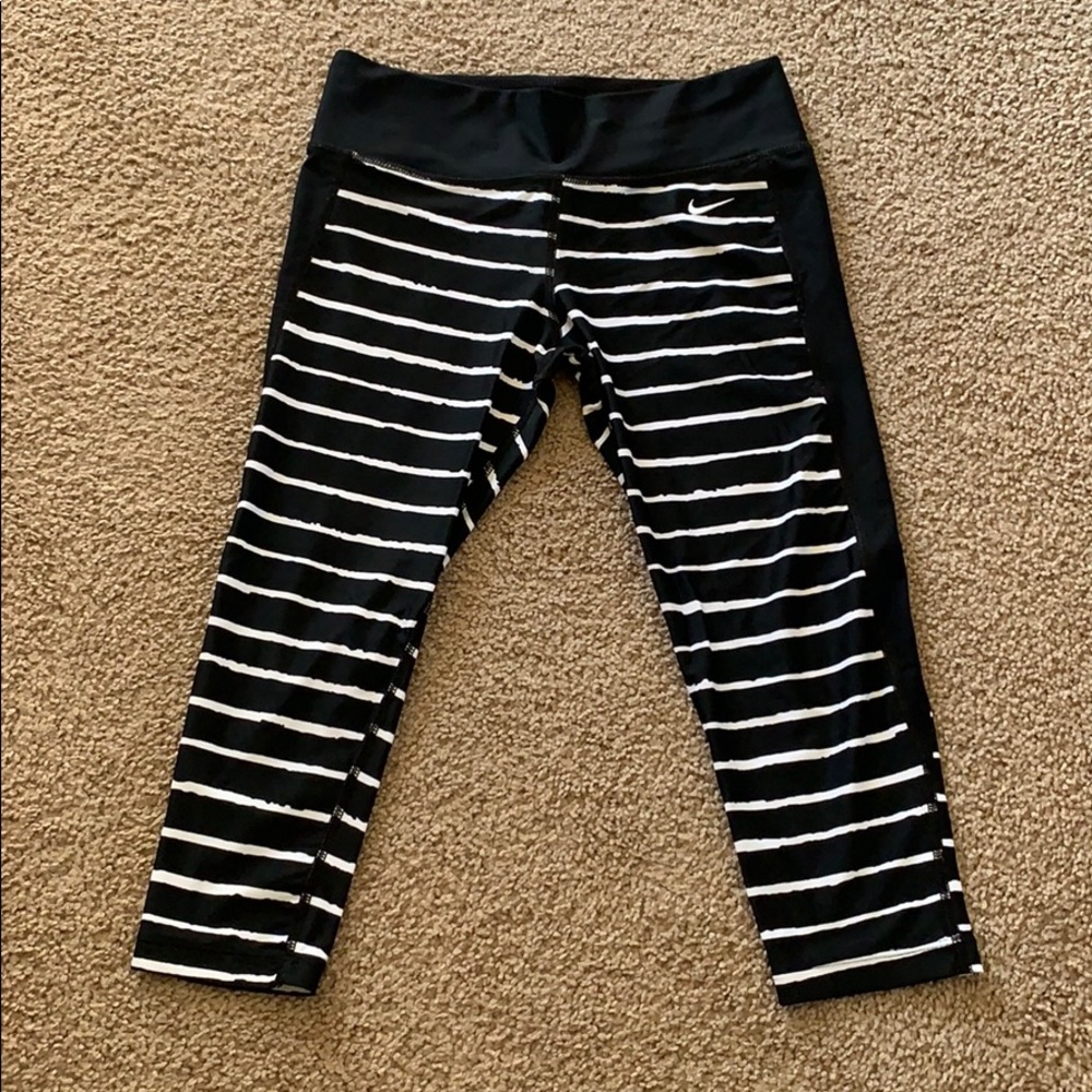 Nike capri workout leggings - Picture 2 of 4